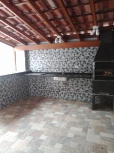 乌巴图巴Casa Ubatuba Perequê Açu的一间空房,配有炉灶和瓷砖地板