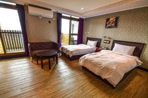 金沙镇金沙湖畔商务大饭店的酒店客房设有两张床和一张桌子。