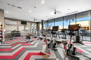 达拉斯Kasa Highland Park Dallas的一个带跑步机和椭圆机的健身房