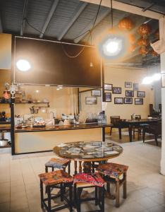 攀牙Thaweesuk Heritage Homestay的一间在房间带桌子和凳子的餐厅