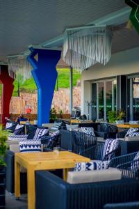 基加利Onomo Hotel Kigali的餐厅设有蓝色的椅子和木桌