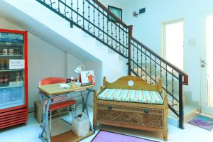 马卡萨Ge JacMart Homestay Makassar的客房设有带桌椅的楼梯。