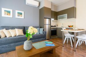 伊罗达Elounda Colour Apartments的客厅配有沙发和桌子
