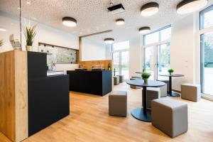 施派尔GuestHouse Speyer的一个带桌椅和窗户的办公室