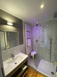 都灵Artua'&Solferino的浴室配有白色水槽和淋浴。