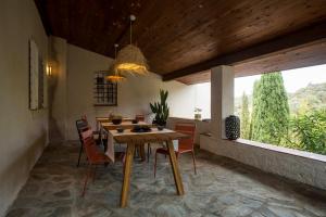科尔巴拉Casa Di Angeli的一间带木桌和椅子的用餐室