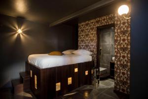 科尔巴拉Casa Di Angeli的一间卧室设有一张大床和淋浴