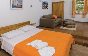 PotomjeHoliday Home Stari Zoganj的一间卧室配有带毛巾的床
