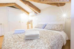 威尼斯CA GRIMANI private terrace的一间卧室配有带毛巾的床