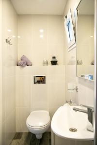 埃拉特Modern&Quiet place的白色的浴室设有卫生间和水槽。