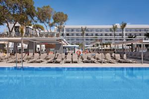 Hotel Riu Playa Park - 0'0 All Inclusive内部或周边的泳池