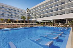 帕尔马海滩Hotel Riu Playa Park - 0'0 All Inclusive的酒店前方的大型游泳池