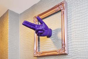 EtruriaTownhouse PLUS @ Lower Beth Street Stoke的紫色的手指着镜子