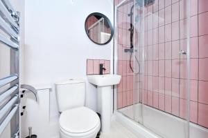 EtruriaTownhouse PLUS @ Lower Beth Street Stoke的浴室配有卫生间、盥洗盆和淋浴。