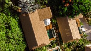拉迈Wild Cottages Luxury and Natural - SHA Extra Plus Certified的享有灌木丛和树木的建筑的顶部景色