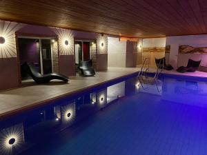 哥廷根伊甸园酒店的游泳池,位于酒店带游泳池的客房
