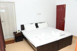 Swarna Sudarshan Service Apartment @ Adyar chennai客房内的一张或多张床位