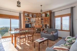 弗里希利亚纳Casa rural Villena的客厅配有桌子和沙发