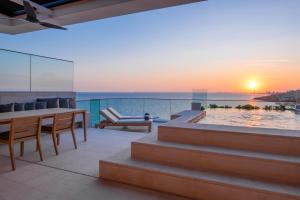 利马索尔Amara - Sea Your Only View™的阳台配有餐桌,享有海景。