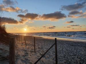 库瑞尼卡慕斯卡康提恩托尔酒店的日落在海滩上与大海