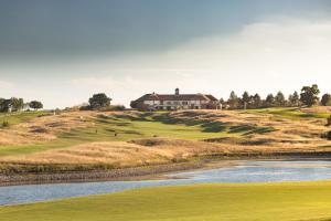 泰姆The Oxfordshire Golf & Spa Hotel的河畔山顶的房屋