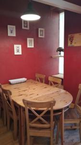 米卢斯Le grand Charpentier的一间带木桌和椅子的用餐室