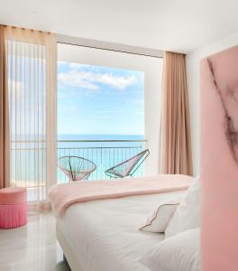 普拉加德阿罗阿罗玛酒店的卧室设有海景大窗户