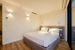 波尔图BOUTIQUE Rentals- ATTICO Luxury Design-Ocean views的一间卧室配有一张带白色床单的大床