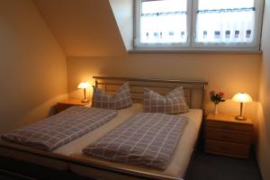 斯瓦豪森施瓦泽安德尔酒店的一间卧室配有两张带枕头的床和窗户。