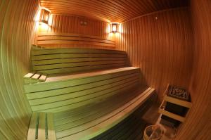 切佩拉雷Rhodopi Home Hotel Chepelare - Half board的一个带长椅和两个灯的桑拿浴室