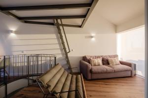 波尔图BOUTIQUE Rentals- ATTICO Luxury Design-Ocean views的客厅配有沙发和椅子