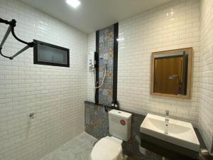 沙敦Piumsuk Villa的一间带卫生间和水槽的浴室