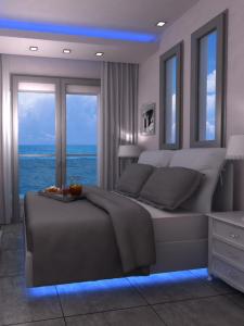 帕拉塔蒙凯梅特酒店的一间卧室配有一张蓝色灯光的大床