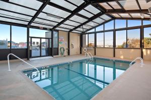 柏斯海滩布莱顿套房酒店 的享有大楼景致的游泳池
