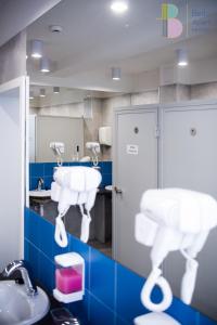 华沙Bello ApartHostel的浴室设有2个水槽和镜子