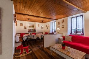 马库尼亚加信号酒店的客厅配有红色的沙发和桌子