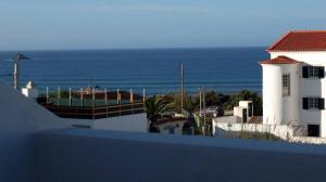 巴勒尔Hotel Baleal Spot的房屋的阳台享有海景。
