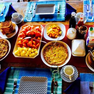 肯克拉科加拉海之星度假屋的一张桌子上放着许多盘子的食物