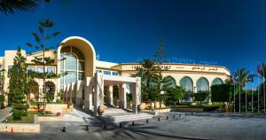 迦玛特迦太基海水浴酒店的前面有长凳的大建筑