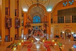 迦玛特迦太基海水浴酒店的一个大大堂,里面装有鲜花