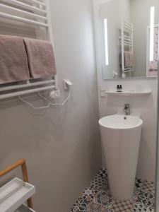 维也纳Boutique Hotel Kugel Wien的白色的浴室设有水槽和镜子
