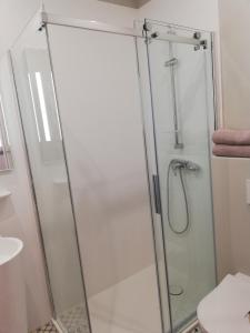 维也纳Boutique Hotel Kugel Wien的浴室里设有玻璃门淋浴