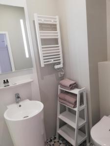 维也纳Boutique Hotel Kugel Wien的白色的浴室设有水槽和镜子