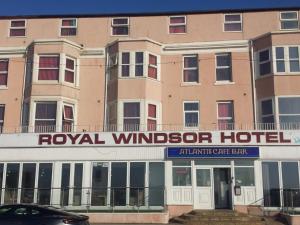 布莱克浦The Royal Windsor Hotel的一座建筑,前面是皇家风帆酒店
