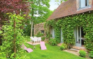 Saint-BranchsMaison de 2 chambres avec piscine partagee jardin amenage et wifi a Saint Branchs的房屋前设有带桌椅的花园