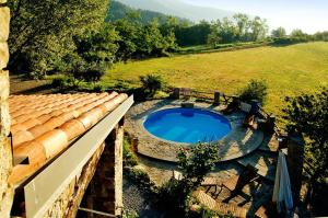Tetti6 bedrooms villa with private pool furnished garden and wifi at Mombarcaro的游泳池的顶部景色