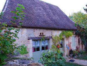 Saint-AlvèreMaison d'une chambre avec piscine privee jardin amenage et wifi a Sainte Alvere的一座带白色门的老石屋