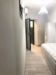 那不勒斯One bedroom apartement with wifi at Napoli的一间设有一张床的房间和一个带门的走廊