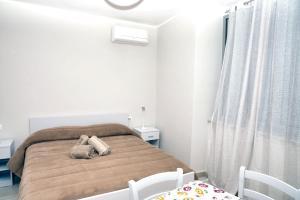 那不勒斯One bedroom apartement with wifi at Napoli的卧室里设有一张床,上面有一只动物