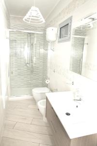 那不勒斯One bedroom apartement with wifi at Napoli的白色的浴室设有卫生间和水槽。